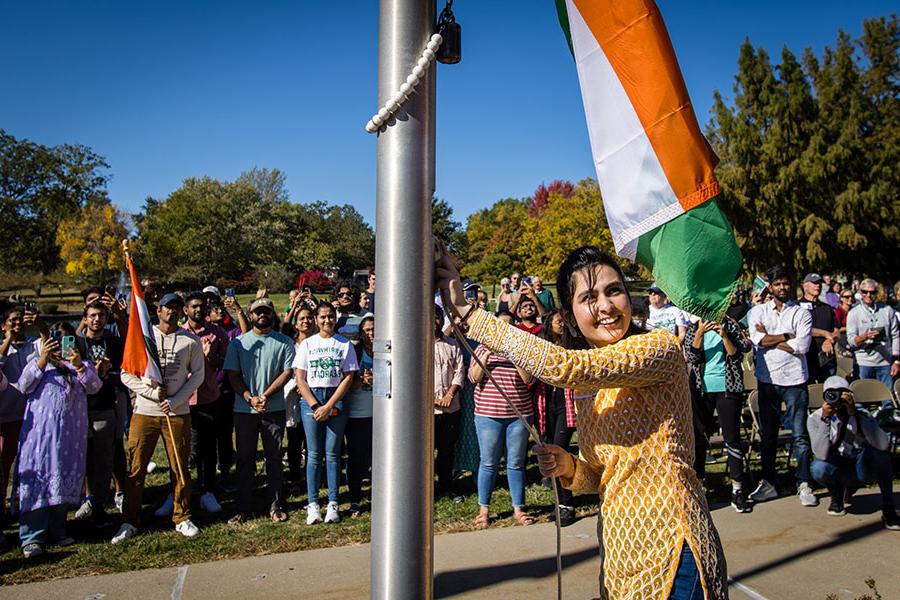 在西北地区一年一度的国际升旗仪式上，一名来自印度的学生升起了她的祖国国旗, 每年秋天都会庆祝牛津大学的国际学生和多样性. (图片来源:Lauren Adams/<a href='http://smfs.veosonica.com'>全国网赌正规平台</a>) 